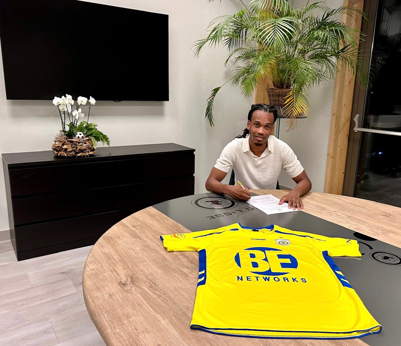 Nerivio Kasanwirjo naar FC Lisse