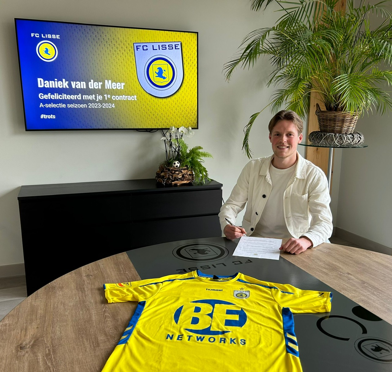 Daniek van der Meer tekent voor langer verblijf bij FC Lisse