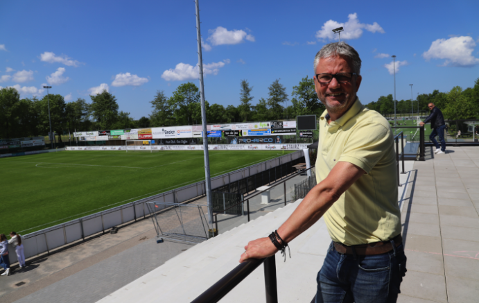 Multitasker Johan Schutt in gesprek met Voetbaljournaal