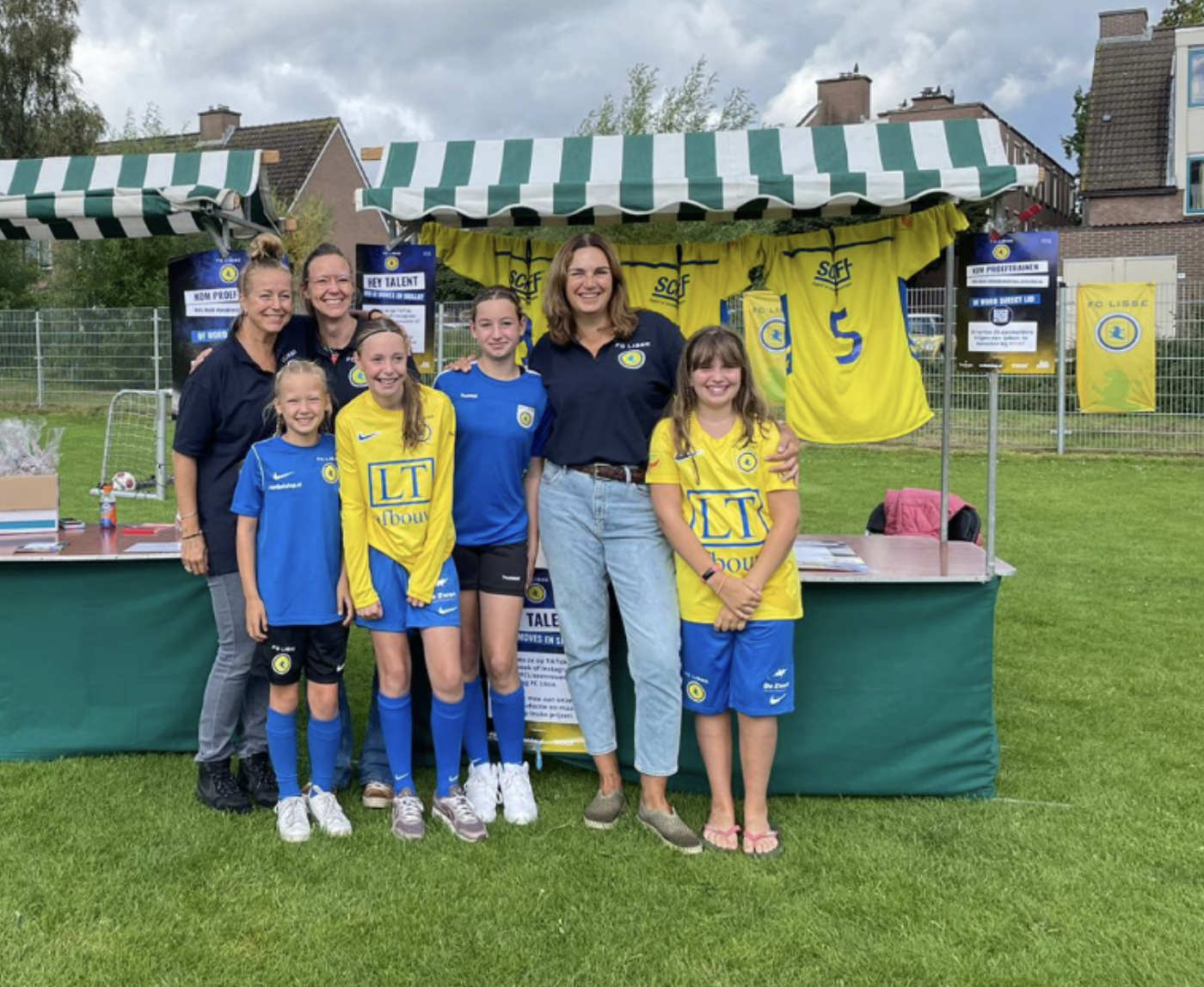 FC Lisse meiden op Sport- en Cultuurmarkt