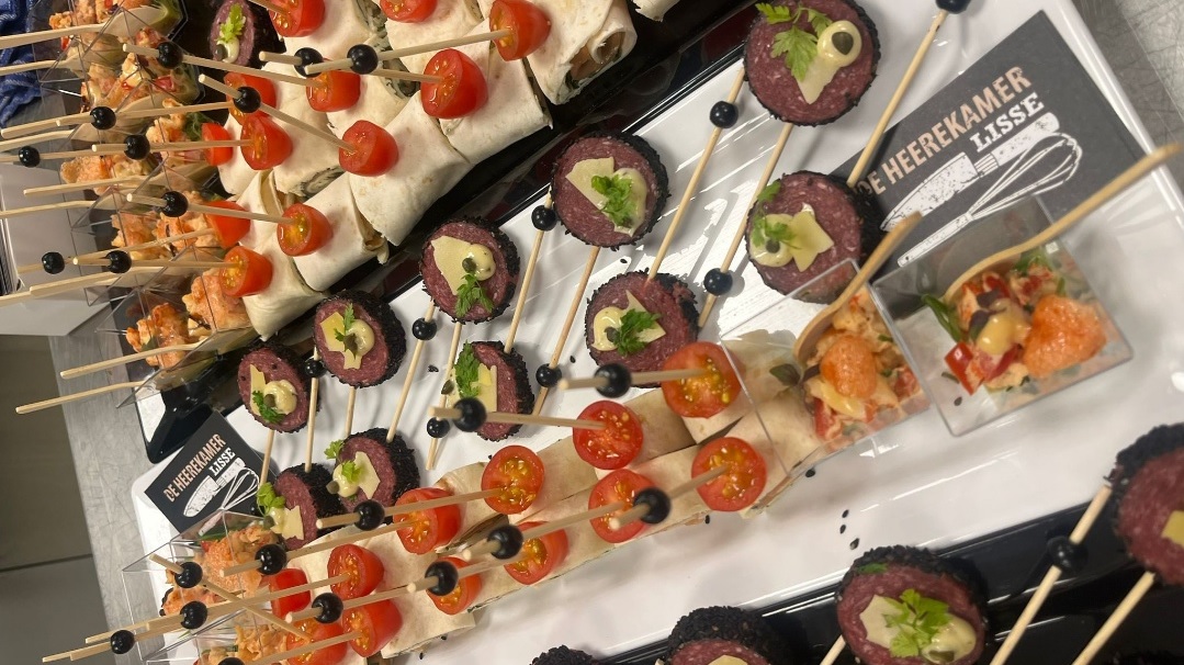 Culinaire verrassing van restaurant De Heerekamer voor alle bezoekers bij FC Lisse afgelopen zaterdag