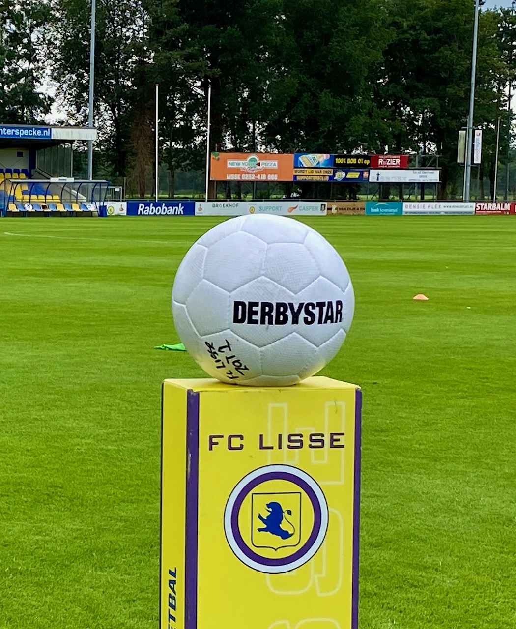 Restaurant De Vier Seizoenen trotse sponsor van de wedstrijdbal bij wedstrijd tegen SV Meerssen