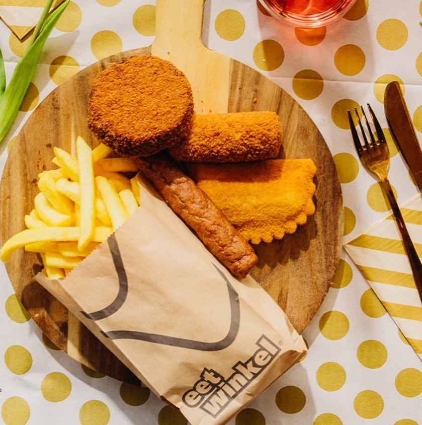 Eetwinkel De Buren verzorgt de catering in de CoffeeClick Lounge na wedstrijd tegen Blauw Geel’38